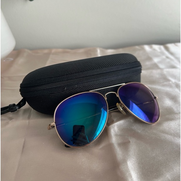 Arized Other - Arized Sunglasses with Case